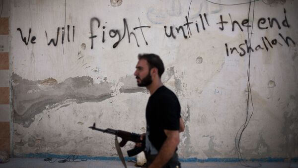 Combattant syrien en Syrie passe devant un mur - Sputnik Afrique