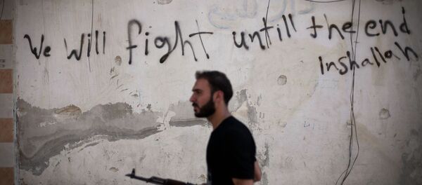 Combattant syrien en Syrie passe devant un mur - Sputnik Afrique