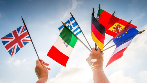 Une personne tient des drapeaux des pays européens dans une main et un drapeau Royaume-Uni dans une autre - Sputnik Afrique