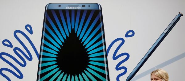 A woman speaks on an Apple phone as she passes an advert for the Samsung Galaxy Note 7 in London, Britain, September 2, 2016. - Sputnik Afrique