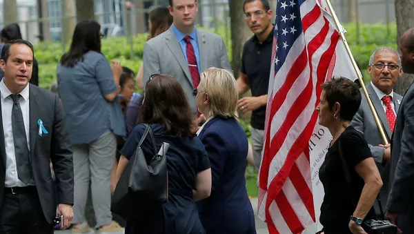 e candidat à la présidentielle Hillary Clinton à New York le 11 Septembre, 2016, après avoir quitté les cérémonies commémorant le 15e anniversaire des attentats du 11 septembre en se sentant surchauffée - Sputnik Afrique