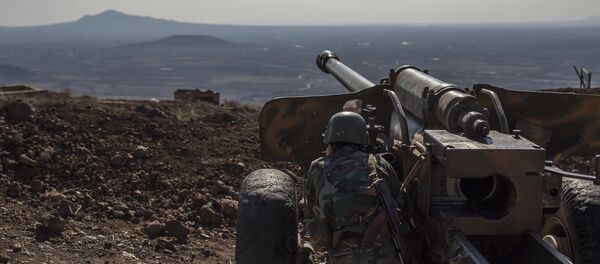 A soldier of the Syrian Arab Army at an observation post at the frontline in the al-Kom village of the Quneitra province in Syria A soldier of the Syrian Arab Army at an observation post at the frontline in the al-Kom village of the Quneitra province in Syria - Sputnik Afrique