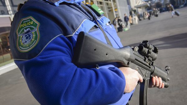 An armed policeman patrols on December 12, 2015 at Geneva Airport in Geneva. - Sputnik Afrique