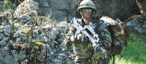 Soldat français armé de FAMAS - Sputnik Afrique