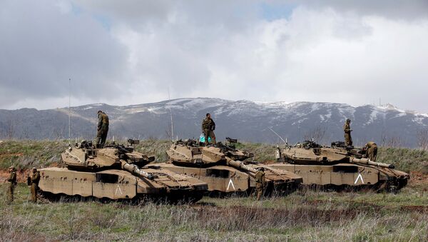 Des soldats israéliens au sommet de chars sur le plateau du Golan, près de la frontière entre Israël et la Syrie - Sputnik Afrique