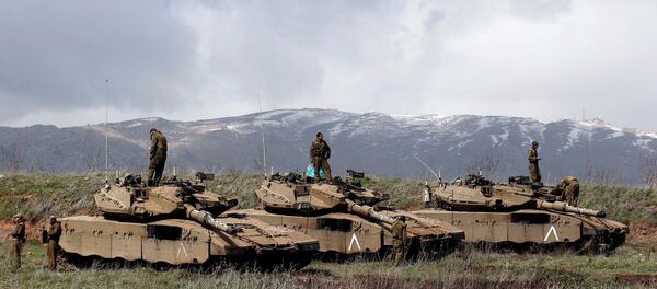 Israeli soldiers stand atop tanks in the Golan Heights near Israel's border with Syria - Sputnik Afrique