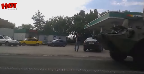 Le passage d'un convoi de blindés filmé le 15 juillet 2014 par les journalistes de la chaîne de télévision HOT News près d'une station-service de Makeïevka Le passage d'un convoi de blindés filmé le 15 juillet 2014 par les journalistes de la chaîne de télévision HOT News près d'une station-service de Makeïevka - Sputnik Afrique