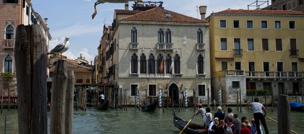 Les touristes sont assis dans une gondole - Sputnik Afrique