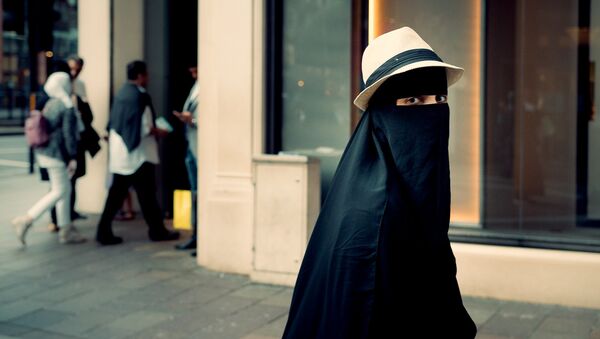 Una mujer en niqab - Sputnik Afrique