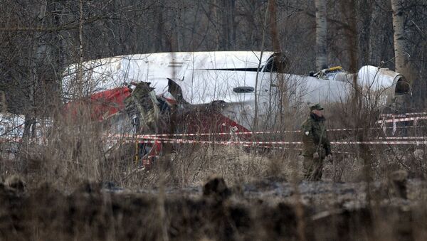 (FILES) This file photo taken on April 11, 2010 shows a Russian Interior Ministry soldier standing guard on near the wreckage of a Polish government Tupolev Tu-154 aircraft which crashed on April 10 near Smolensk airport. - Sputnik Afrique
