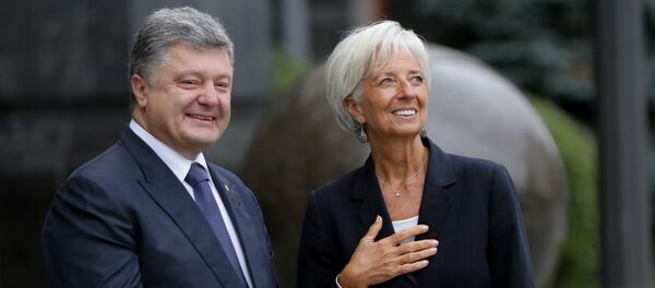 Ukrainian President Petro Poroshenko, left, talk with Managing Director of the International Monetary Fund Christine Lagarde during of their meeting in Kiev, Ukraine, Sunday, Sept. 6, 2015. - Sputnik Afrique
