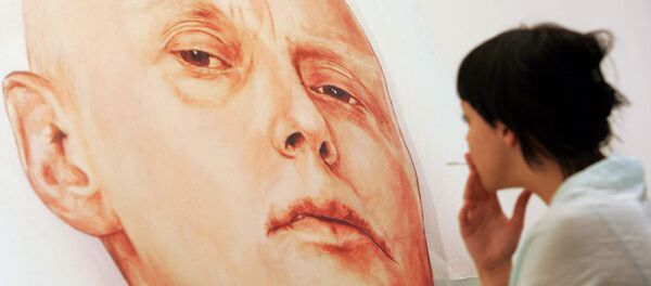 An art gallery visitor looks at a painting showing Alexander Litvinenko An art gallery visitor looks at a painting showing Alexander Litvinenko - Sputnik Afrique