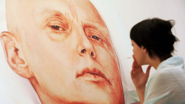 An art gallery visitor looks at a painting showing Alexander Litvinenko - Sputnik Afrique