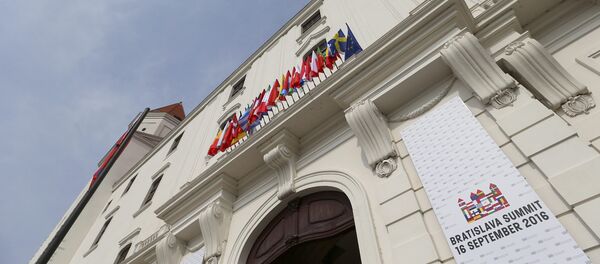 European Union countries flags are seen at the Bratislava Castle (Hrad) during the European Union summit- the first one since Britain voted to quit- in Bratislava, Slovakia, September 16, 2016. - Sputnik Afrique