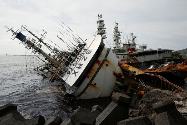 Опрокинутое ураганом Меранти рыболовецкое судно в Тайване - Sputnik Afrique