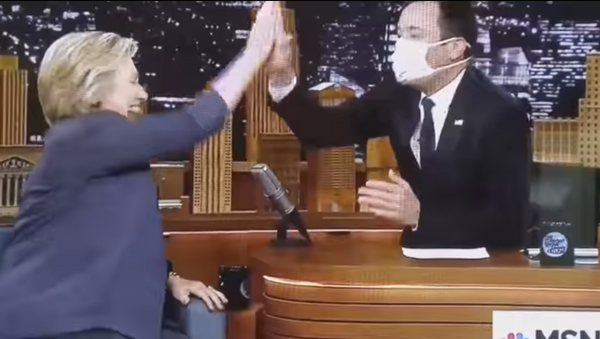 Il enfile un masque médical… pour accueillir Hillary Clinton (Vidéo) - Sputnik Afrique