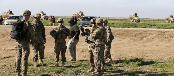US-led coalition instructors monitor as they train Iraqi soldiers from the army's 72nd infantry brigade while participating in a joint live ammunition exercise at Besmaya military base in south of Baghdad, Iraq, January 27, 2016. - Sputnik Afrique