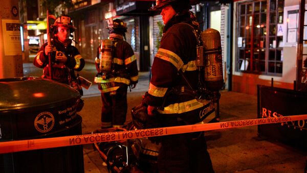 Des pompiers sur le site de l'explosion dans le quartier de Chelsea à Manhattan - Sputnik Afrique