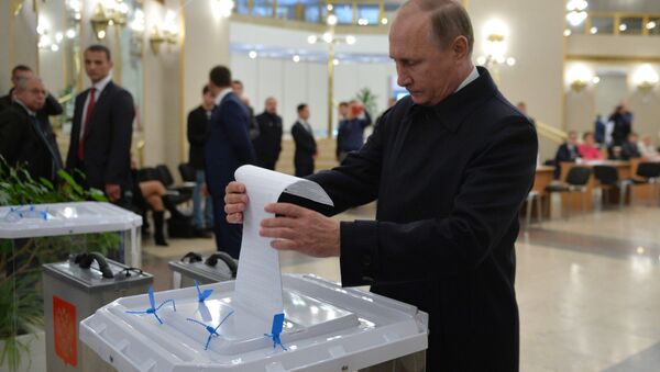 Vladimir Poutine au bureau de vote - Sputnik Afrique
