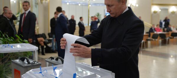 Vladimir Poutine au bureau de vote - Sputnik Afrique