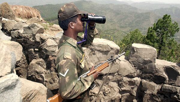 Un soldat indien observe la ligne de contrôle - Sputnik Afrique
