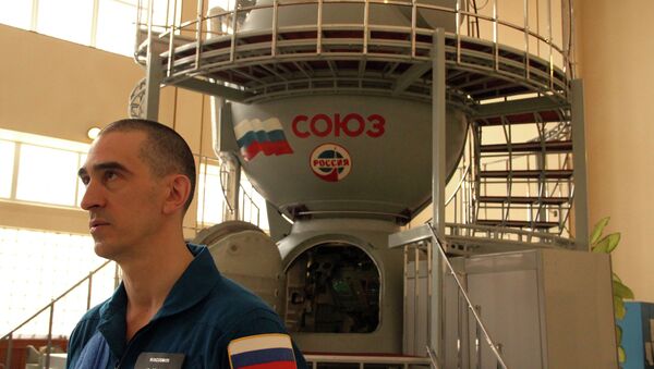 Le cosmonaute Anatoli Ivanichine près du simulateur du vaisseau spatial - Sputnik Afrique