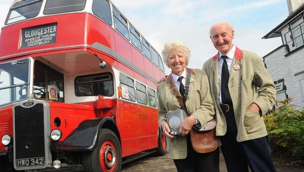 A 82 ans, Il achète un bus similaire à celui où il a connu sa femme - Sputnik Afrique
