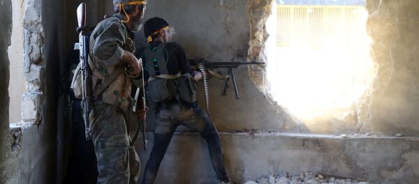 Rebel fighters fire towards positions of regime forces in Ramussa on the southwestern edges of Syria's northern city of Aleppo on August 6, 2016 - Sputnik Afrique