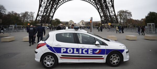 Police patrol in Paris on November 14, 2015 at the Eiffel Tower, which has been closed to the public following a series of coordinated attacks in and around Paris late November 13, that left at least 128 people dead. Police patrol in Paris on November 14, 2015 at the Eiffel Tower, which has been closed to the public following a series of coordinated attacks in and around Paris late November 13, that left at least 128 people dead. - Sputnik Afrique