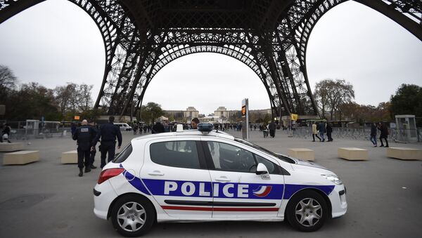 Police patrol in Paris on November 14, 2015 at the Eiffel Tower, which has been closed to the public following a series of coordinated attacks in and around Paris late November 13, that left at least 128 people dead. - Sputnik Afrique
