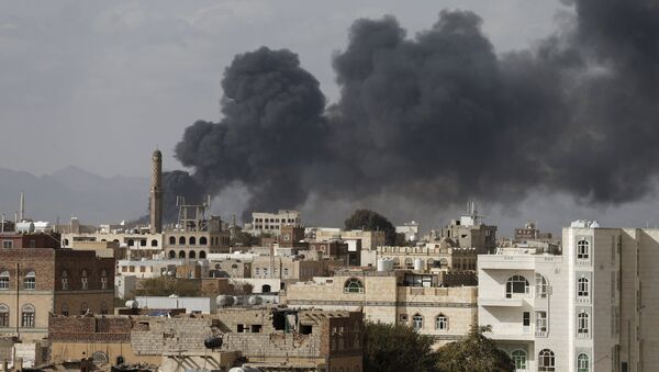 Smoke billows from a site hit by Saudi-led air strikes in Yemen's capital Sanaa January 30, 2016 - Sputnik Afrique