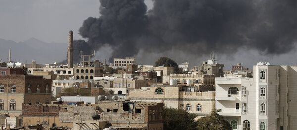 Smoke billows from a site hit by Saudi-led air strikes in Yemen's capital Sanaa January 30, 2016 - Sputnik Afrique