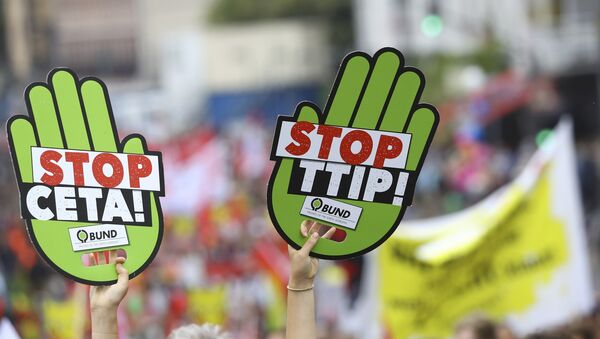 Consumer rights activists take part in a march to protest against the Transatlantic Trade and Investment Partnership (TTIP) and Comprehensive Economic and Trade Agreement (CETA) in Frankfurt, Germany, September 17, 2016. - Sputnik Afrique