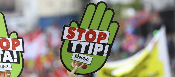 Consumer rights activists take part in a march to protest against the Transatlantic Trade and Investment Partnership (TTIP) and Comprehensive Economic and Trade Agreement (CETA) in Frankfurt, Germany, September 17, 2016. - Sputnik Afrique
