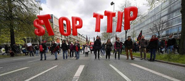 Protesters demonstrate against Transatlantic Trade and Investment Partnership (TTIP) free trade agreement ahead of U.S. President Barack Obama's visit in Hanover, Germany April 23, 2016 - Sputnik Afrique