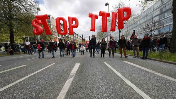 Protesters demonstrate against Transatlantic Trade and Investment Partnership (TTIP) free trade agreement ahead of U.S. President Barack Obama's visit in Hanover, Germany April 23, 2016 - Sputnik Afrique