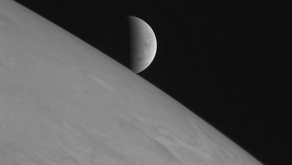 New Horizons a pris cette image de la lune glaciale Europa s'élevant au-dessus des sommets de Jupiter - Sputnik Afrique