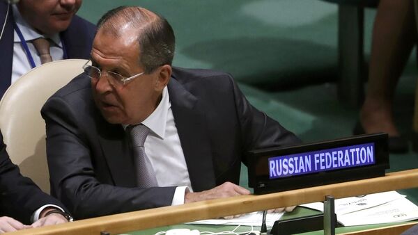 Russian Foreign Minister Sergei Lavrov confers with members of his delegation as U.S. President Barack Obama speaks during the 71st United Nations General Assembly in Manhattan, New York, U.S - Sputnik Afrique