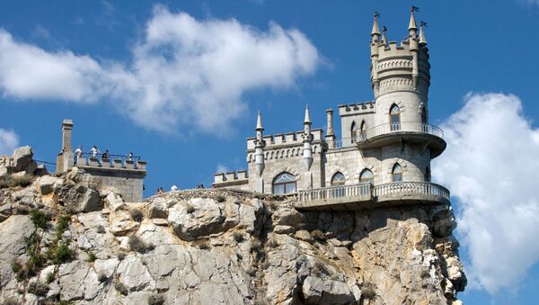 Замок Ласточкино гнездо на береговой скале в поселке Гаспра в Крым - Sputnik Afrique