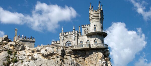 Замок Ласточкино гнездо на береговой скале в поселке Гаспра в Крым Замок Ласточкино гнездо на береговой скале в поселке Гаспра в Крым - Sputnik Afrique