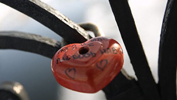 Paris : Sous le poids des « cadenas d'amour », le pont de Arts ploie - Sputnik Afrique
