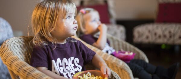 les enfants  regardntr la télé - Sputnik Afrique
