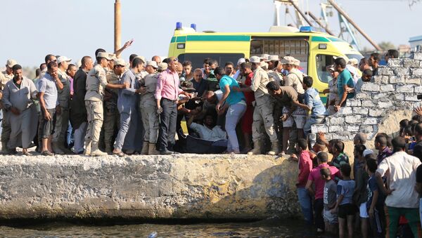 Plus de 100 morts dans le naufrage du bateau de migrants au large de l'Égypte - Sputnik Afrique