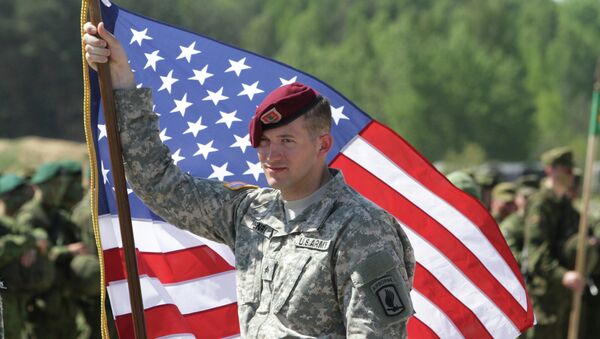 Un soldat de l'armée US avec un drapeau - Sputnik Afrique