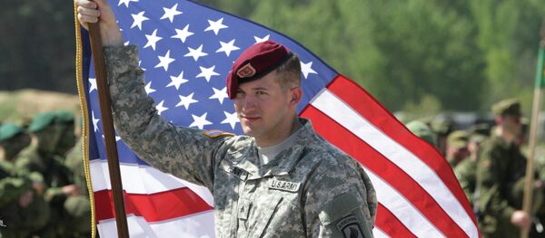 Un soldat de l'armée US avec un drapeau - Sputnik Afrique