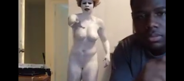 Une Noire se peint en blanc contre les violences de la police - Sputnik Afrique