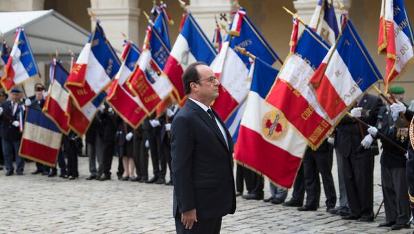 François Hollande dans la cour de l'Hôtel des Invalides à Paris - Sputnik Afrique