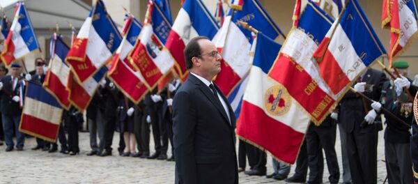 François Hollande dans la cour de l'Hôtel des Invalides à Paris - Sputnik Afrique