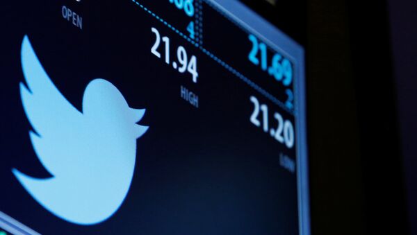 The Twitter logo and trading information is displayed just after the opening bell on a screen on the floor of the New York Stock Exchange (NYSE) in New York City, U.S., September 23, 2016. - Sputnik Afrique