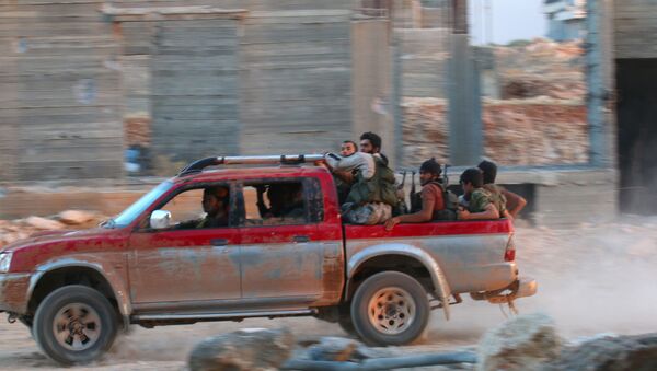Fighters of the Syrian Islamist rebel group Jabhat Fateh al-Sham, the former al Qaeda-affiliated Nusra Front, ride on a pick-up truck in the 1070 Apartment Project area in southwestern Aleppo, Syria August 5, 2016 - Sputnik Afrique